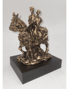 Figura de grupo fallero en acabado dorado envejecido con peana negra – 19 cm Descripción