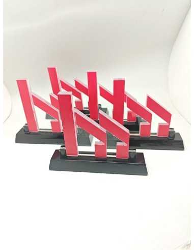 Trofeo de Metacrilato Rojo con Peana de Cristal Negro Personalizado