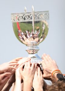 Equipo levantando el trofeo todos juntos