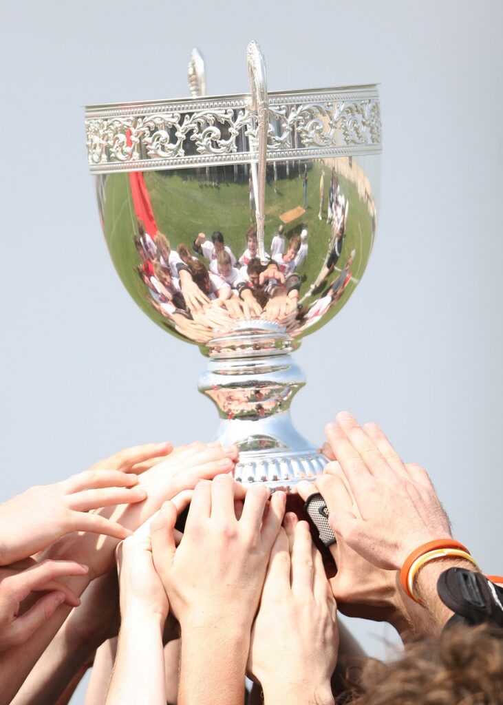 Equipo levantando el trofeo todos juntos