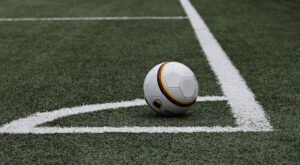 Córner del campo de futbol con la pelota en el centro