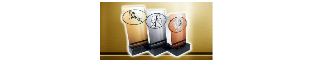 Trofeo conceptual de metacrilato y marmol.
