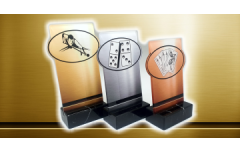 Trofeo conceptual de metacrilato y marmol.