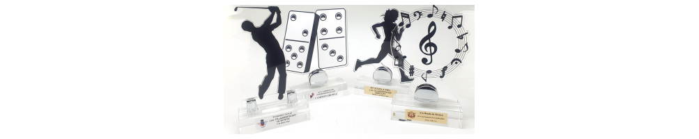 Trofeos y figuras de metacrilato recortado.